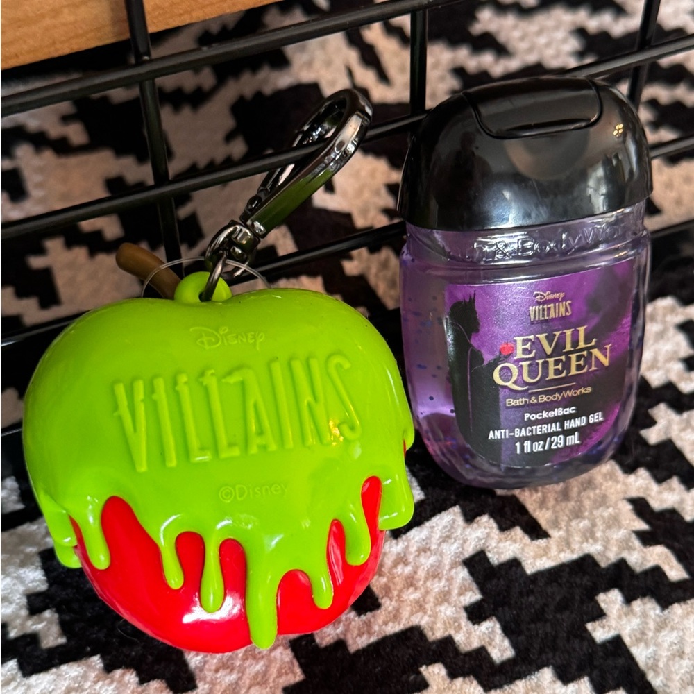 NWT B&BW Evil Queen Disney Villain Poison Apple Pocketbac Keychain & REFILL - Picture 6 of 9